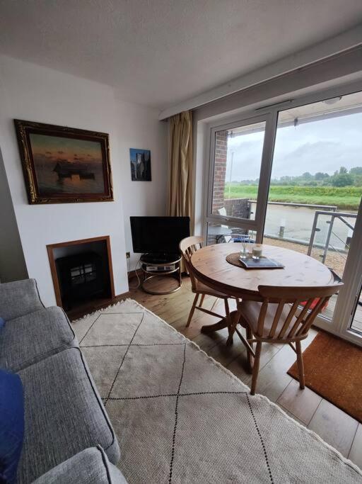 Stunning 1 Bedroom Apartment Over Looking River Рай Екстер'єр фото